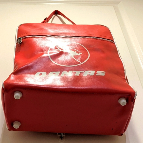 Vintage 70s Qantas Airlines Red Vinyl Adjustable Strap Cabin Bag - Picture 5 of 8